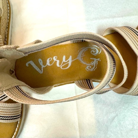 Very G striped cream color elastic strap cushioned sandals size 10 - Picture 3 of 9